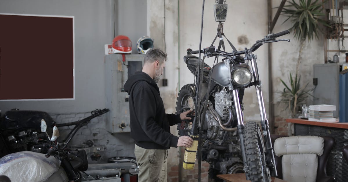 découvrez nos conseils pratiques pour l'entretien de votre moto. apprenez à prolonger la durée de vie de votre véhicule, à effectuer des réparations simples et à garantir une conduite sécurisée grâce à notre guide complet sur la maintenance des motos.