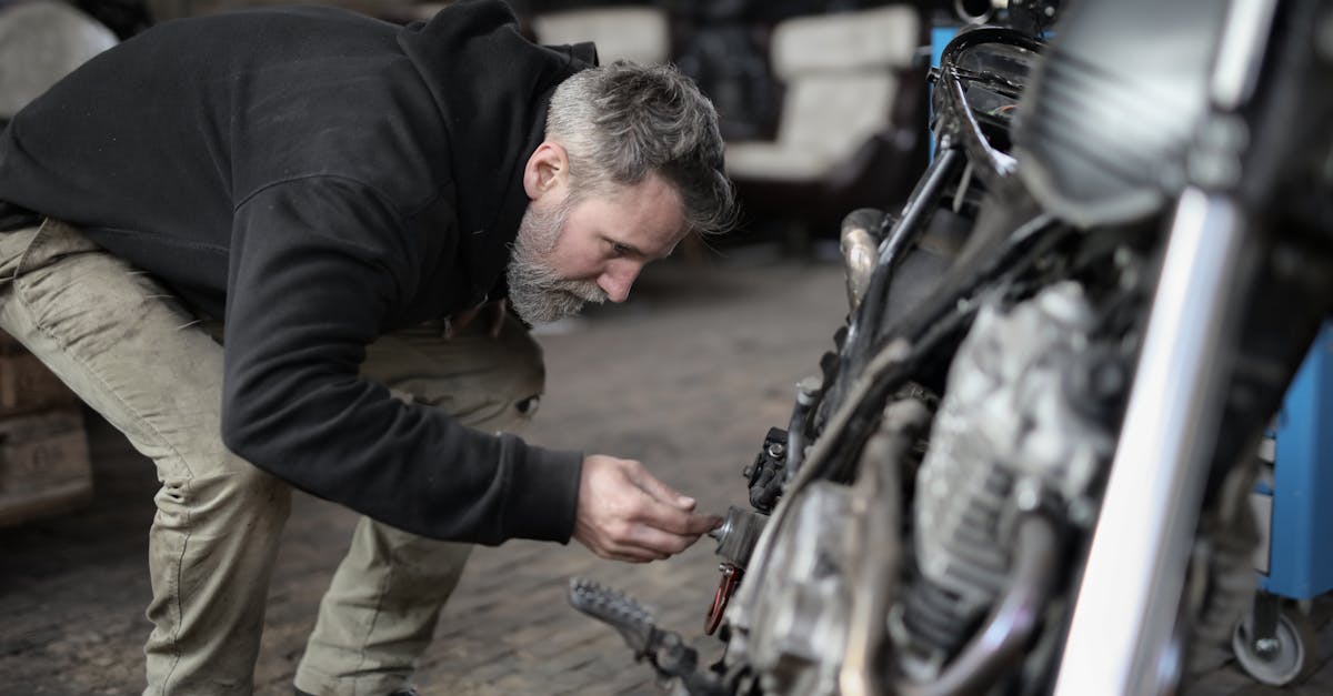 découvrez nos conseils essentiels pour l'entretien de votre moto. apprenez à prolonger la vie de votre véhicule avec des astuces sur la vérification des fluides, l'entretien des pneus et le soin du moteur. assurez-vous que votre expérience de conduite reste optimale et sécuritaire grâce à nos guides pratiques.