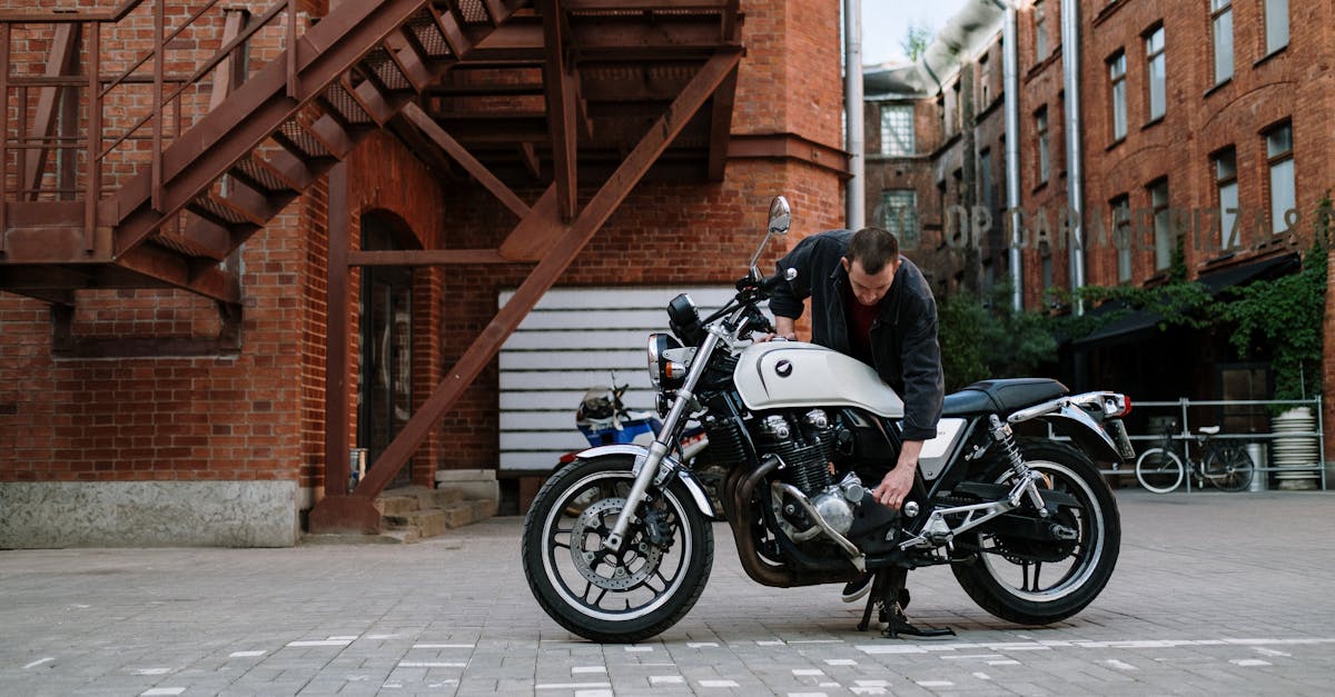 découvrez les conseils essentiels pour l'entretien de votre moto. apprenez à prolonger la durée de vie de votre véhicule avec des astuces de maintenance simples et efficaces. suivez nos recommandations pour assurer performance et sécurité sur la route.