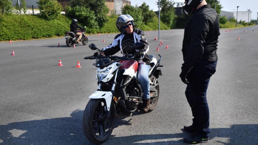 découvrez tout ce qu'il faut savoir sur le permis moto 2024 : conditions, étapes, formation et conseils pour réussir votre examen et rouler en toute sécurité sur deux-roues.