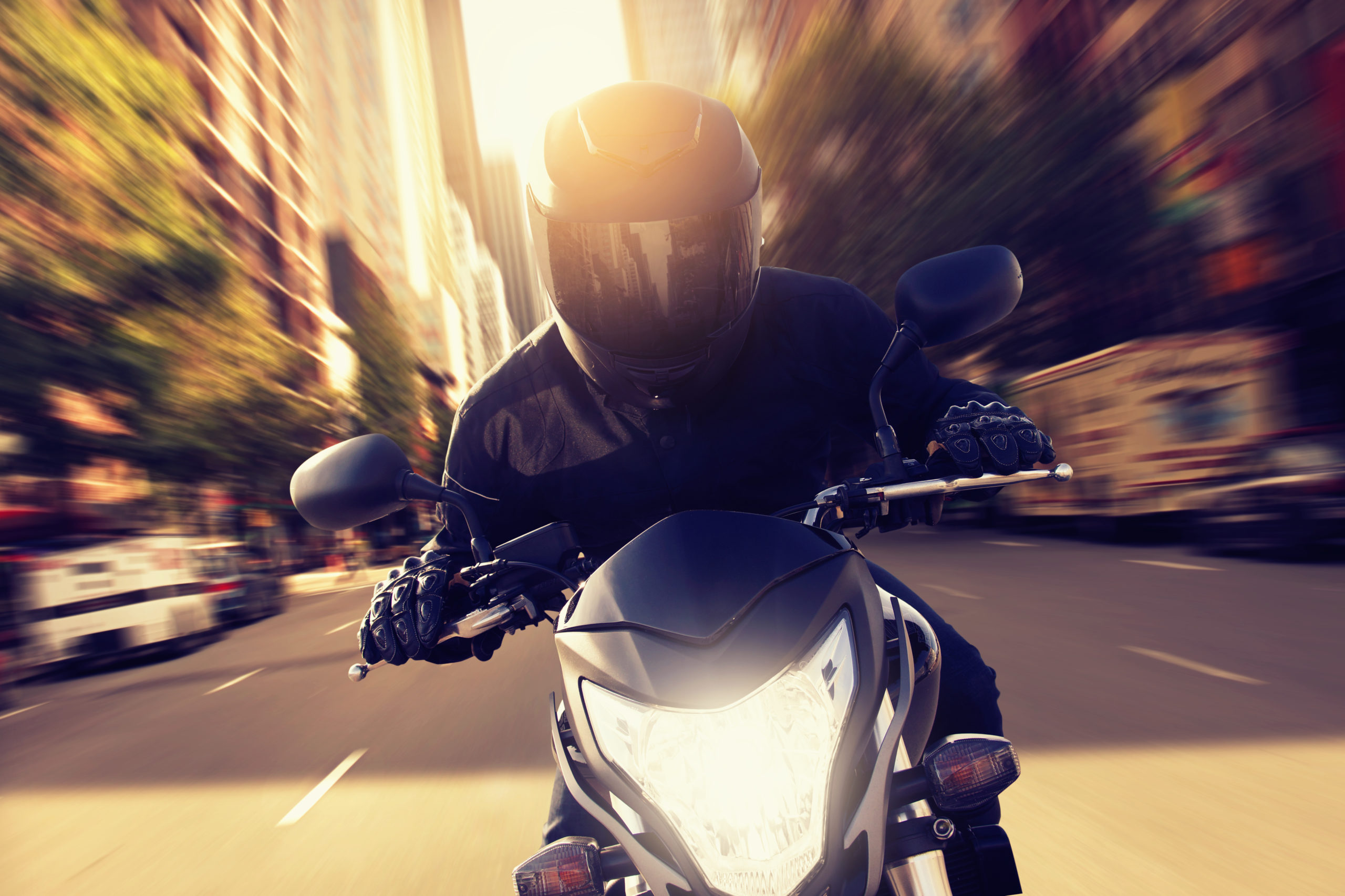 découvrez notre guide complet sur l'assurance moto : comparez les meilleures offres, trouvez la couverture adaptée à vos besoins et protégez-vous en toute sécurité sur la route.