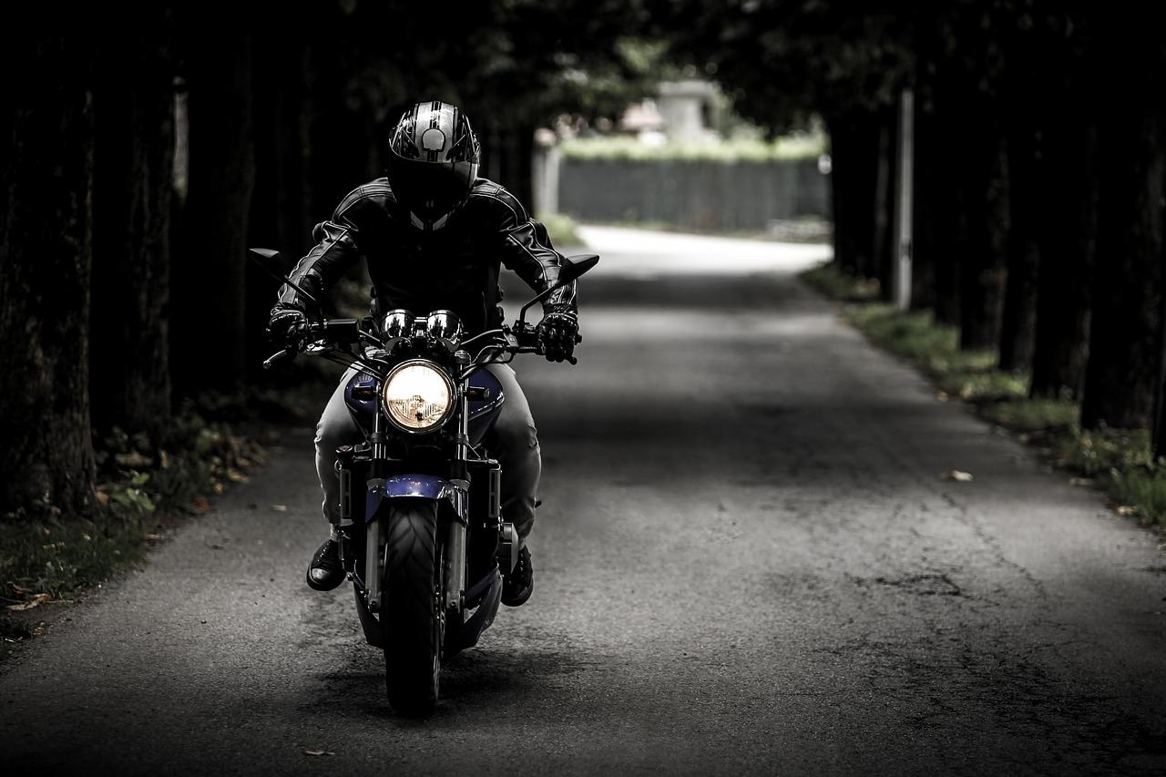 découvrez des options d'assurance moto spécialement adaptées aux jeunes conducteurs. protégez votre deux-roues avec des tarifs avantageux et des garanties sur mesure pour une conduite sereine.