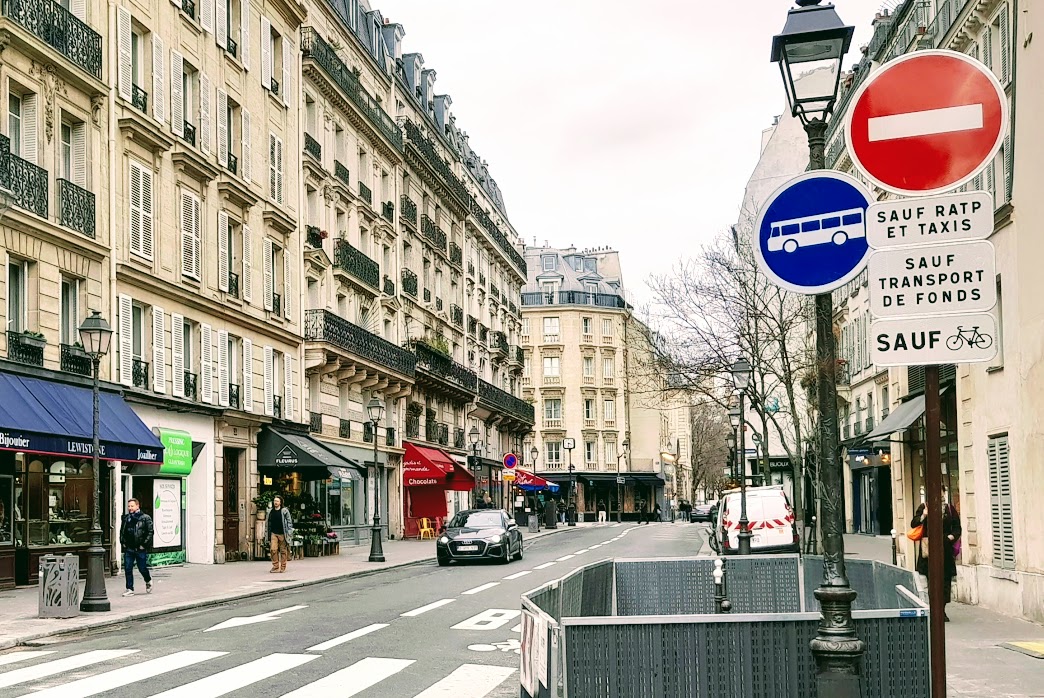 découvrez pourquoi l'accès aux deux-roues est interdit au remonte-file de paris. informations essentielles pour les cyclistes et motards qui souhaitent naviguer dans la capitale française en toute sécurité.