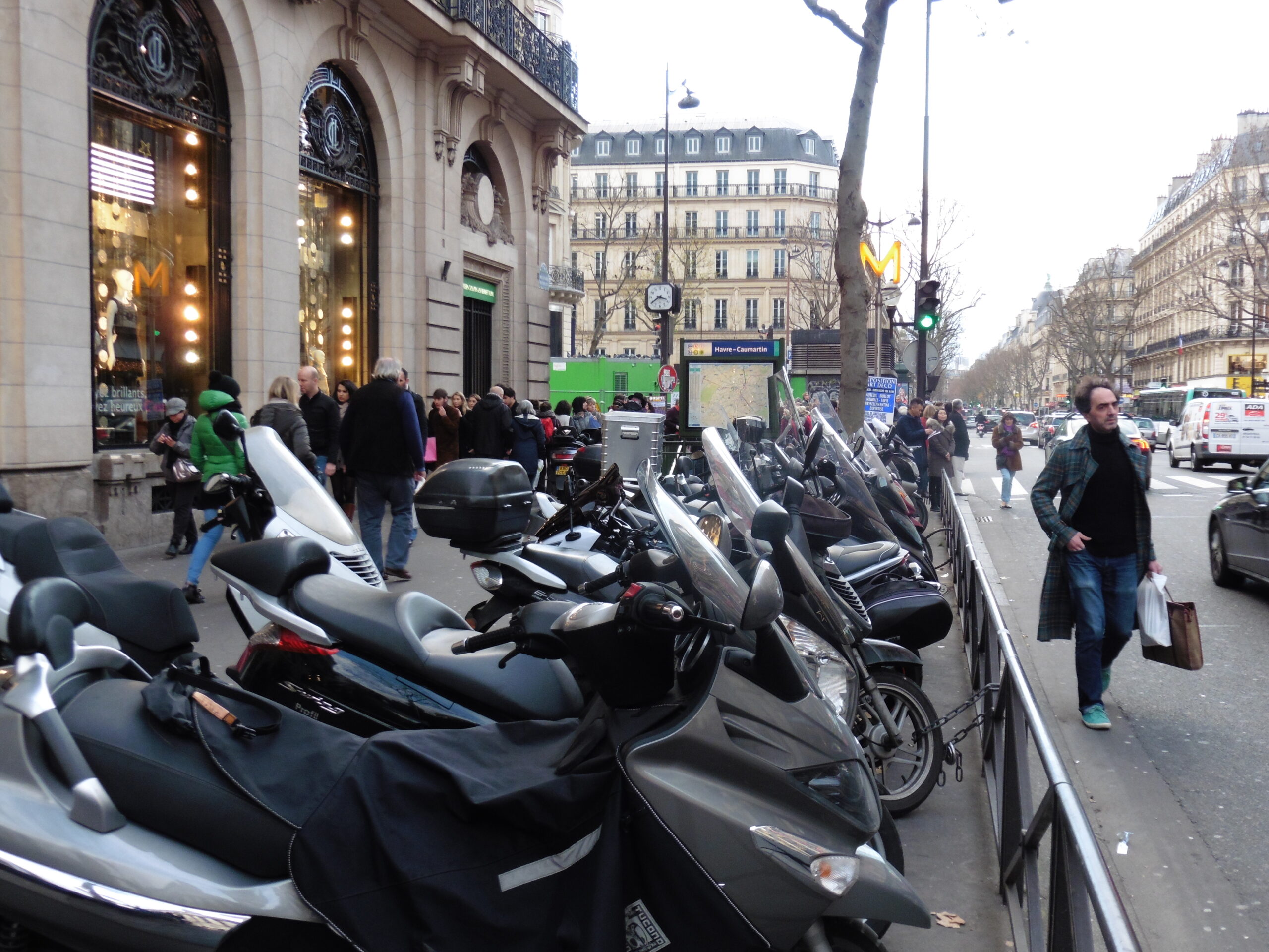 découvrez pourquoi l'accès aux deux-roues est interdit au remonte-file de paris. renseignez-vous sur les règles de circulation et les alternatives pour les utilisateurs de motos et scooters dans la capitale.