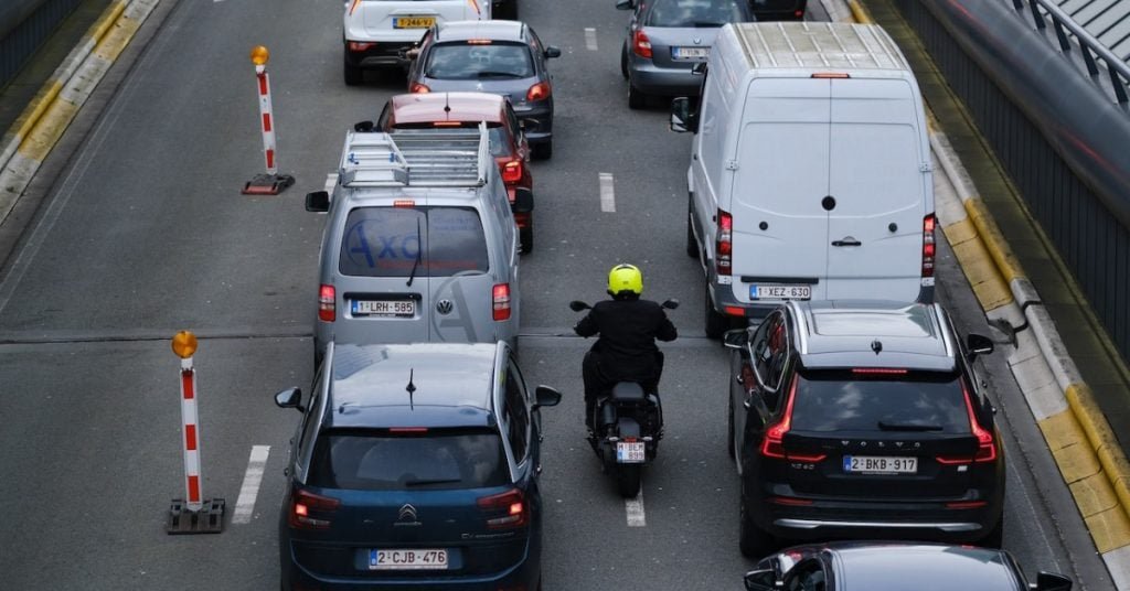 découvrez pourquoi l'accès aux deux-roues est interdit au remonte-file de paris. informez-vous sur les règles de circulation et les alternatives pour une sécurité accrue et une meilleure expérience dans la capitale.